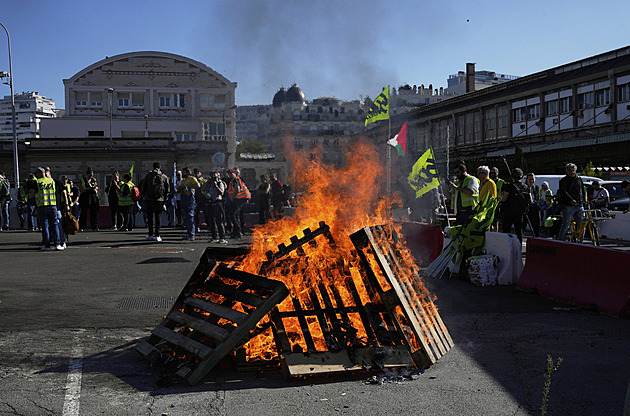 Pracující se zlobí. Francii ochromily stávky proti škrtům, do ulic vyšlo půl milionu lidí