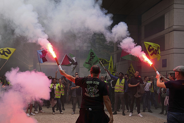 Francie ve varu. Masivní protesty neustávají, Macron se zdá být na odpis