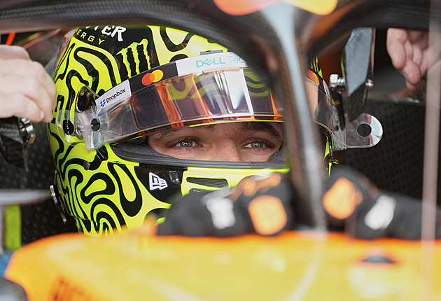 První trénink formule 1 v Ázerbájdžánu pro mclareny, pak je přebil Hamilton