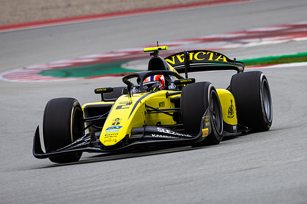 Staněk způsobil v Baku tvrdou nehodu, kvalifikaci F2 kvůli němu museli stopnout