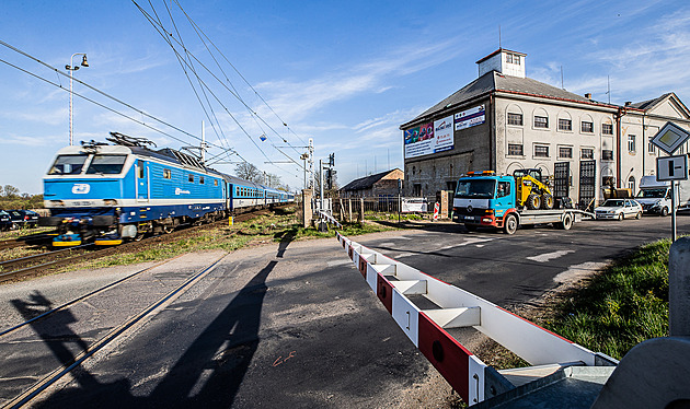 Na přejezdu v Křižanovicích se srazilo auto s vlakem, řidič zemřel. Provoz na trati stojí