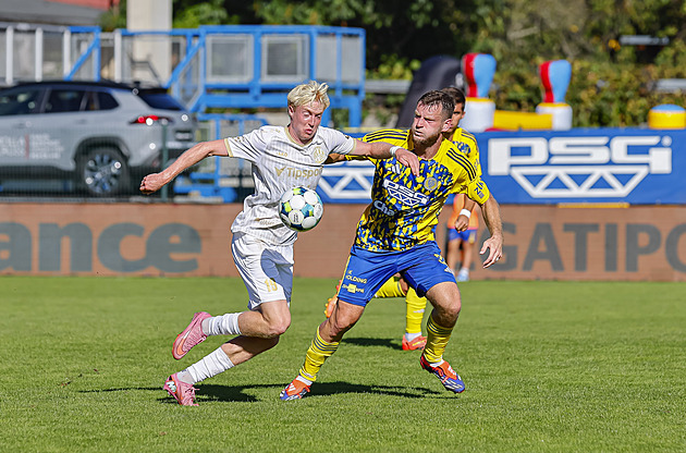 Zlín - Hradec Králové 1:2, hosté náramně pálili zpoza vápna, rozhodl Čech