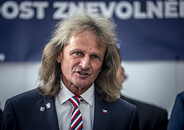 Třeba zažijeme rumunský scénář, reagoval Ševčík na soud kvůli možným koalicím