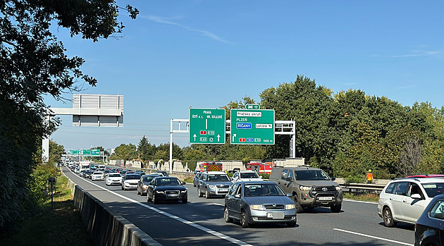 Dálnici D1 uzavřely u Jažlovic tři řetězové nehody blízko sebe, bouralo jedenáct aut