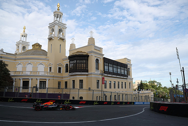 F1 ONLINE: Piastri havaroval, Norris nestačí. V Ázerbájdžánu vede Verstappen