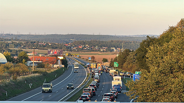 Dálnici D4 blokuje hromadná kolize několika aut, motorky i přívěsu s koněm