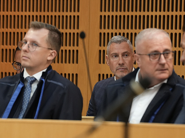 Hlavní líčení v kauze Dozimetr: Redl předal soudci obálku, Hlubuček se cítí nevinen