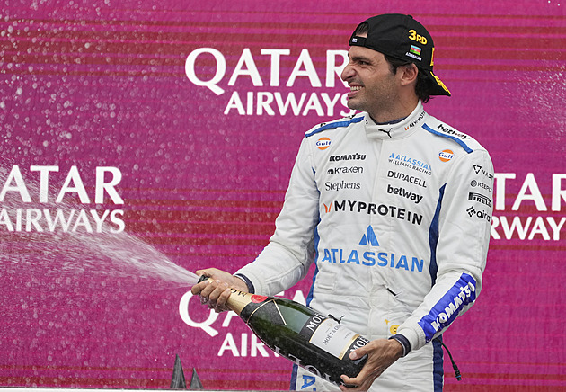 Obrovská euforie, Sainz vytáhl Williams poprvé na pódium a napodobil legendy