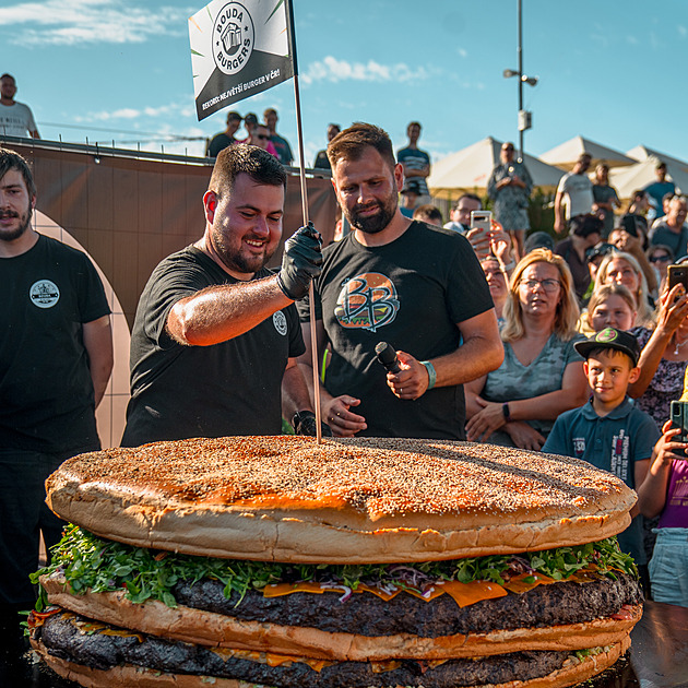 Největší český burger vyrobili v Budějovicích. Proti světovému rekordu to byl prcek