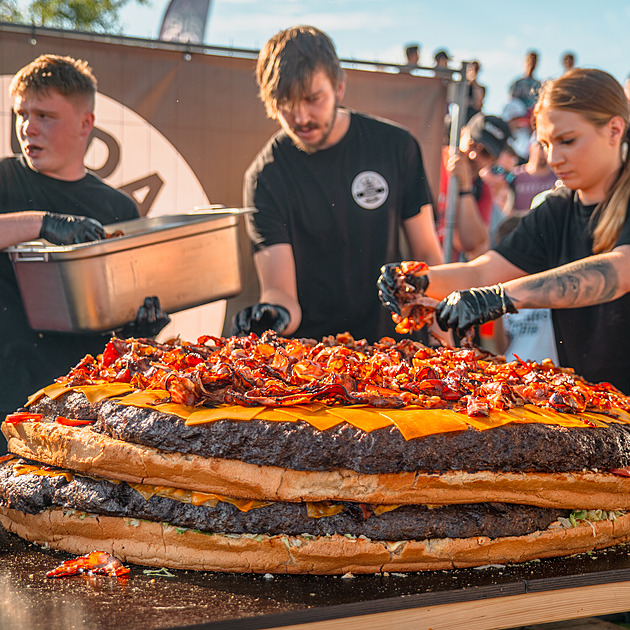 V Budějovicích vyrobili největší český burger. Oproti světovému rekordu prcka