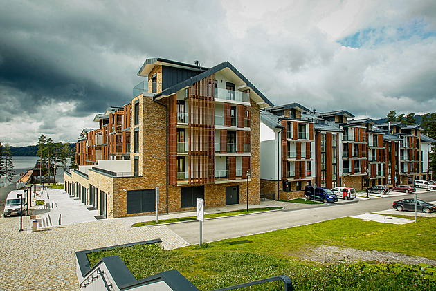 Hotelů a apartmánů už je tu dost. Místní a spolky kritizují „betonování“ břehů Lipna