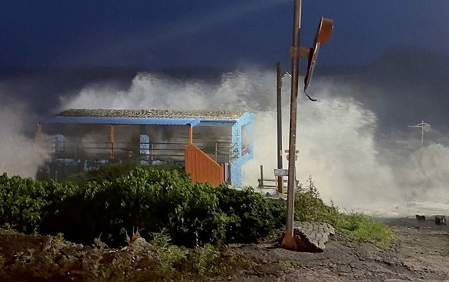 Na Tchaj-wanu se vlivem supertajfunu Ragasa vylilo horské jezero