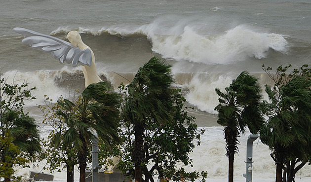Vlny vyšší než uliční lampy. Tajfun Ragasa vyhnal z domovů dva miliony Číňanů