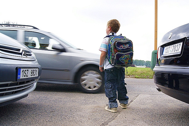 V červnu zde řidič srazil dítě. Rodiče se pro děti stávají hrozbou, mamataxi zlozvykem