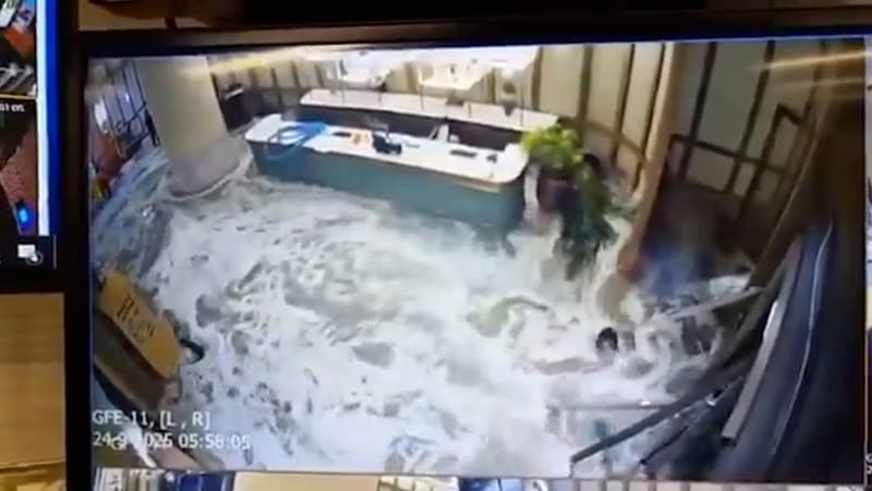 Tajfun Ragasa bičuje pobřeží Číny. Záběry ukazují, jak voda zaplavila luxusní hotel