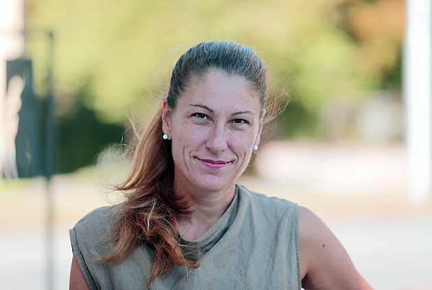 Sypu si hlavu popelem, slyšela Decroix od politika, který ji vulgárně urážel na sítích