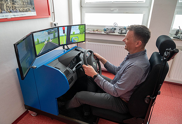 Ocitnou se v pyramidě, rozeberou motor. Školy zavádějí simulátory či virtuální realitu