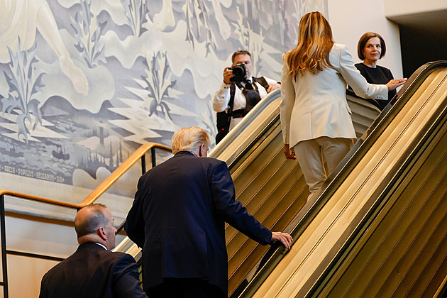 Sabotáž, zuří Trump. Tajná služba vyšetřuje nefungující eskalátor i čtecí zařízení