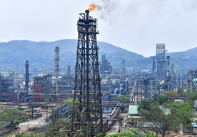 Nejbohatší Ind skupuje levnou ruskou ropu. Ta mnohdy končí i v Evropě