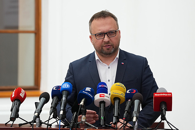 Úřad práce čeká do konce roku až 600 tisíc žádostí o novou dávku, řekl Jurečka