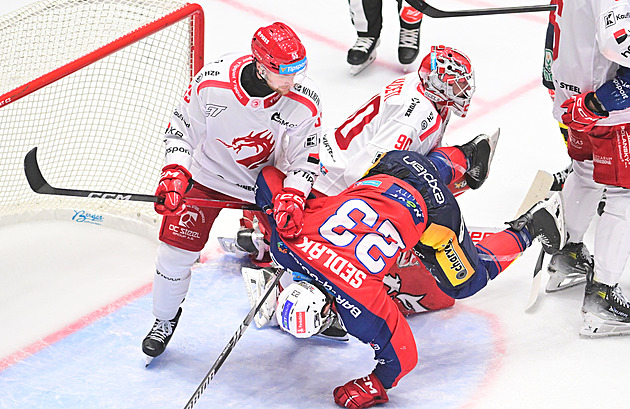 Blázinec. Pardubice stáhly čtyřbrankový náskok, gólem z poslední minuty ale padly