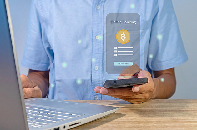 U platby do zahraničí mohou nastat komplikace. Ověřili jsme, kdy a proč