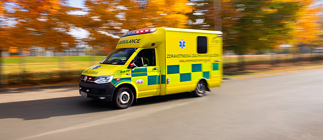 Ze sklepa vynesli bezvládného seniora. Hasiči prověřují otravu z pálení alkoholu