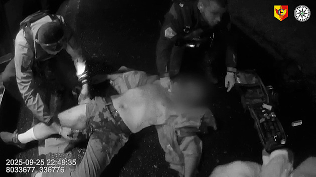 Krveprolití v pražském autobusu. Policie hledá svědky rvačky na nože