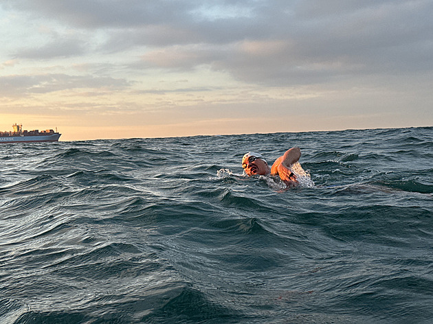 Český plavec, který se pokoušel zdolat La Manche, neuspěl. Je opět na lodi