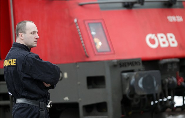 Mezi Napajedly a Otrokovicemi vlak srazil člověka, provoz stojí