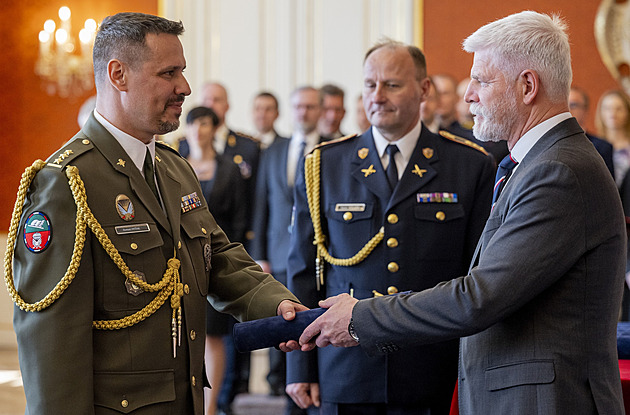 Generál odpovědný za drony byl vážně zraněn nožem. Skončil na operaci