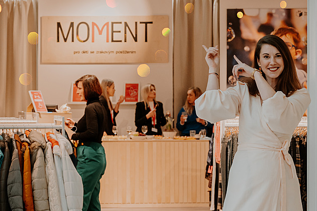 Naučme se oblečení darovat, vyzývá zakladatelka dobročinných obchodů