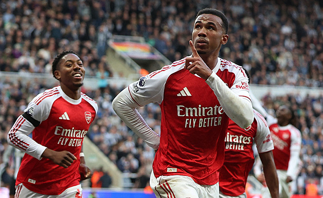 Arsenal v nastavení zasadil smrtící ránu Newcastlu, Aston Villa slaví první výhru