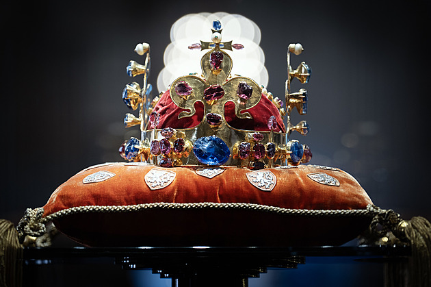 Korunovační klenoty se vrátily do katedrály. Prohlédl si je rekordní počet lidí