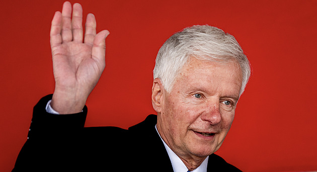 Sládek na besedě se Zemanem kritizoval Stačilo!. Zasáhnout musela ochranka