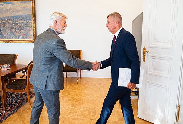 Volby 2025 ONLINE: Svěrák v emotivním videu apeluje na mladé voliče, aby šli volit