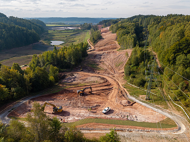 Firmy prohodily stavbu tunelů na D11, radioaktivní popílek nejspíš odtěží