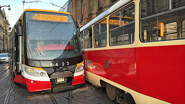 U Národního divadla se srazily dvě tramvaje. Provoz v centru stojí