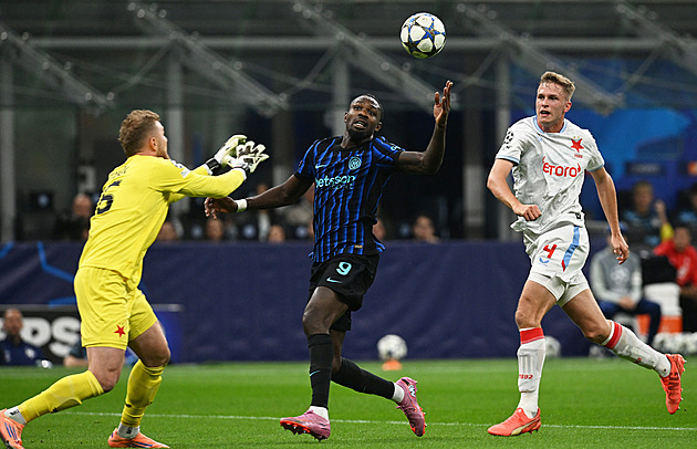 ONLINE: Inter - Slavia 2:0, čtyři minuty hrůzy. Chyba Staňka, pak jásá Dumfries