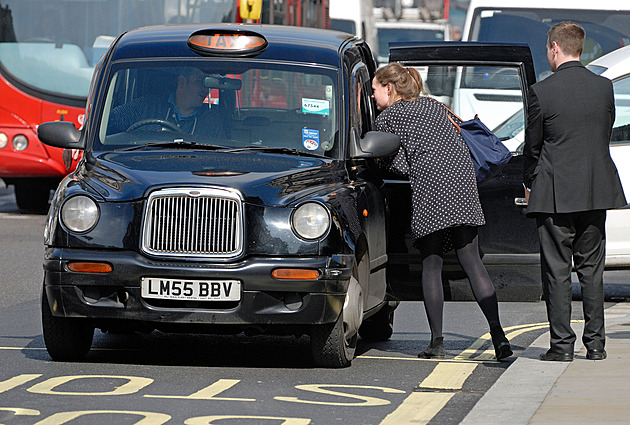 Konec slavných černých taxíků v Londýně se blíží. Náročná profese vymírá