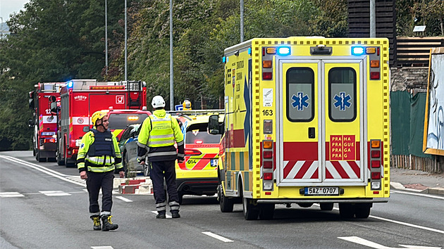 Policie uzavřela estakádu na Vysočanské, na místě je pyrotechnik