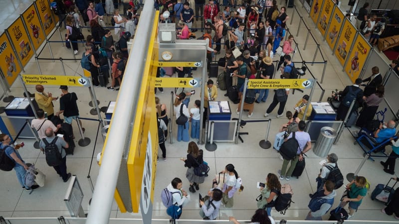 Jak shutdown v USA ovlivní cestovatele? Připravte se na delší fronty na letištích, píše CNN