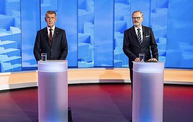 Volby 2025 ONLINE: Fiala s Babišem se v debatě pohádali, pochválili i obdarovali