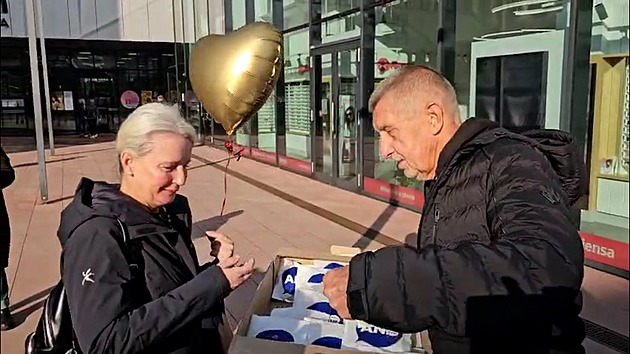 Volební last minute. Lídr hnutí ANO Babiš v centru Ostravy rozdává koblihy