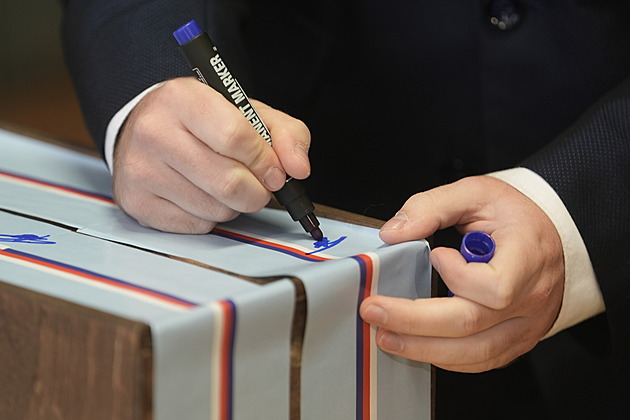 Volby ONLINE: Česko vybírá nové poslance. Hlas odevzdají lídři stran i prezident