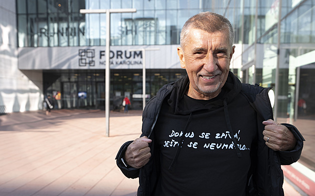 Babiš vhodil lístek do urny v ostravské sokolovně, vyřídil si voličský průkaz