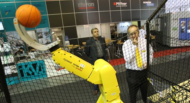 Načepují pivo i zahrají basketbal. Veletrh ukáže, co všechno zvládnou roboti