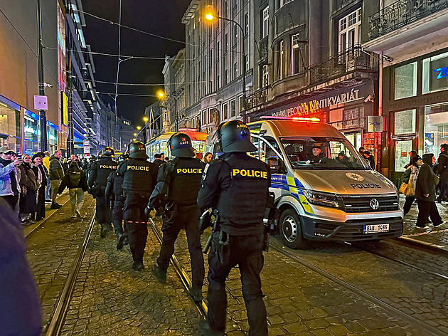 Propalestinští demonstranti blokovali dopravu v Praze. Sedli si na koleje
