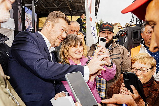 SPD sleduje volby z luxusního hotelu v Praze, Fiala chce dvoukoalici s ANO