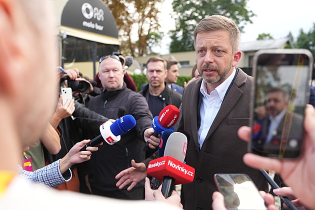 Rakušan dorazil do štábu Starostů. Pochválil „dobrou a nesobeckou“ kampaň